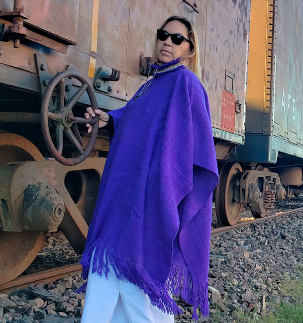 Poncho en telar color violeta y cuello con guarda de colores